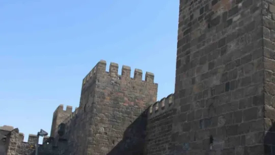 Tarihi Surlarda yine bir intihar şovu