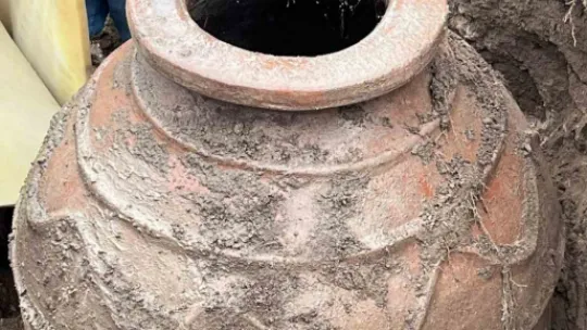 Tarla sürerken tarihi küp buldu