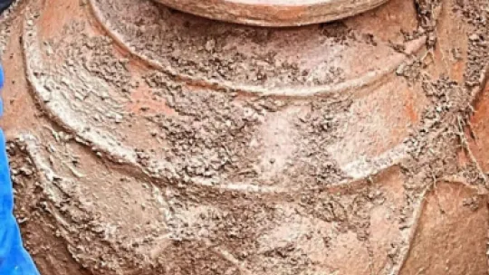 Tarla sürerken tarihi küp buldu