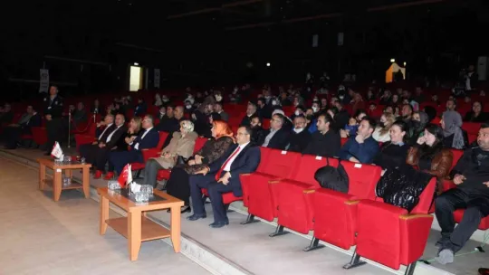 Tekdenli öğrenciler kahramanlık türküleri ile coştu