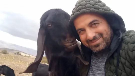 Teke ile sahibinin dostluğu şaşırtıyor