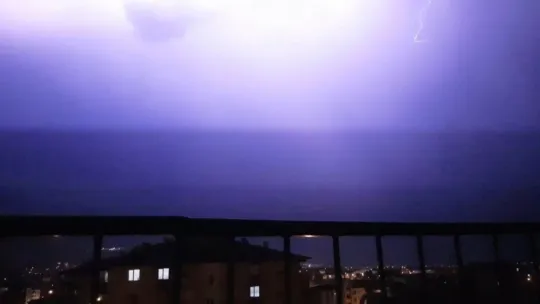 Temmuzda şaşırtan görüntü: Şimşekler geceyi aydınlattı