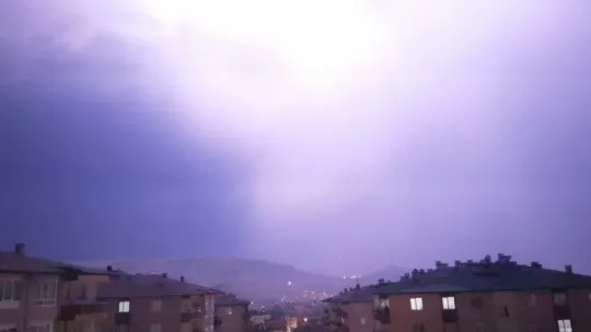 Temmuzda şaşırtan görüntü: Şimşekler geceyi aydınlattı