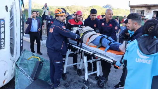 İşçi servisine tır çarptı, can pazarı yaşandı: 33 yaralı