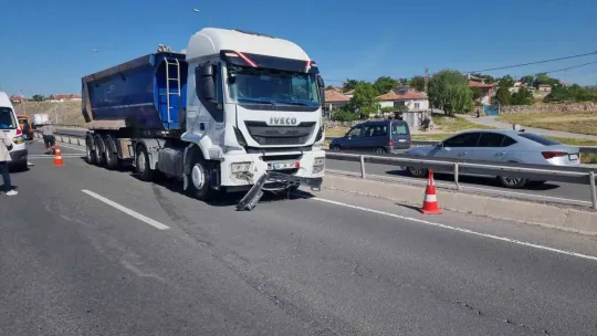 Tırdan dökülen malzeme zincirlemeye kazaya neden oldu: 11 yaralı