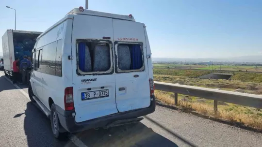 Tırdan dökülen malzeme zincirlemeye kazaya neden oldu: 11 yaralı