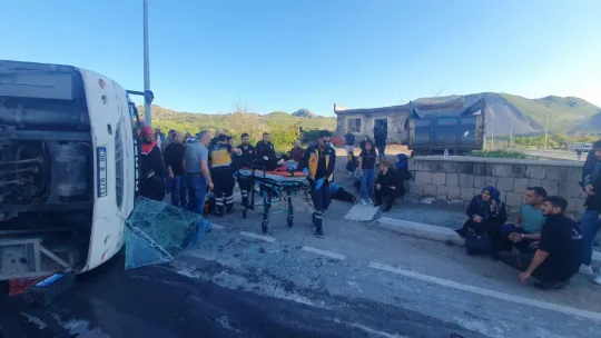 Tırla çarpışan işçi servisi yan yattı, çok sayıda kişi yaralandı