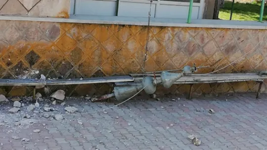Tomarza'da aşırı rüzgar cami şerefesini düşürdü