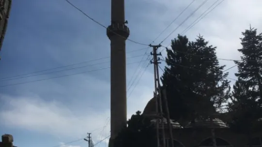 Tomarza'da aşırı rüzgar cami şerefesini düşürdü