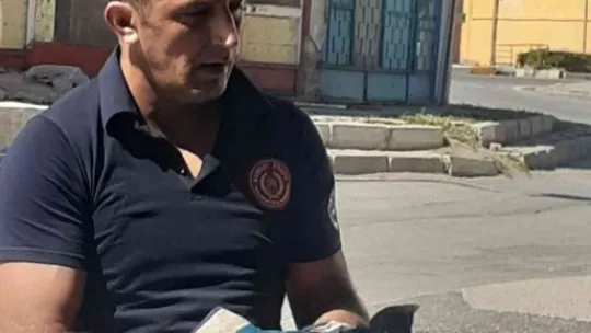 Tomarza'da ayağı sıkışan kargayı itfaiye kurtardı