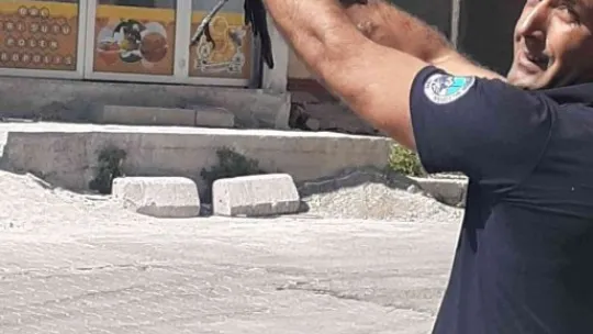 Tomarza'da ayağı sıkışan kargayı itfaiye kurtardı