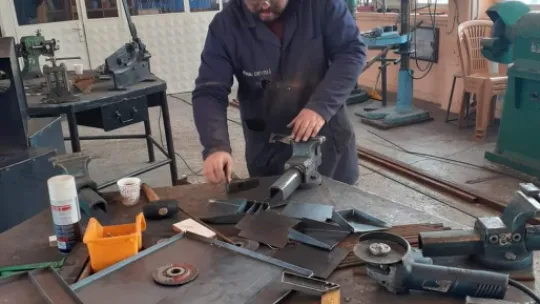 Tomarza'da depremzedeler için soba üretiliyor