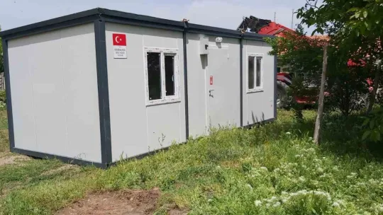 Tomarza'da evleri ağır hasar gören vatandaşlara konteynerleri verildi