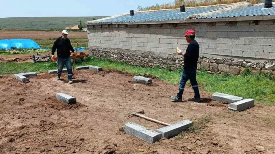 Tomarza'da evleri ağır hasar gören vatandaşlara konteynerleri verildi