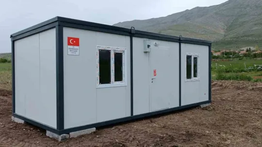 Tomarza'da evleri ağır hasar gören vatandaşlara konteynerleri verildi