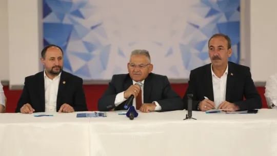 Tomarza'da muhtarlarla buluşan Büyükkılıç: 'Hizmetten hizmete koşuyoruz'