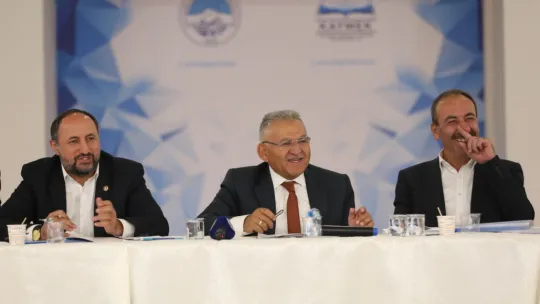 Tomarza'da muhtarlarla buluşan Büyükkılıç: 'Hizmetten hizmete koşuyoruz'