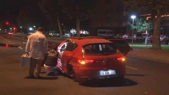 Trafikte kardeş kurşunu: Kardeşi tarafından otomobilin içerisinde vurulan şahıs yaralandı