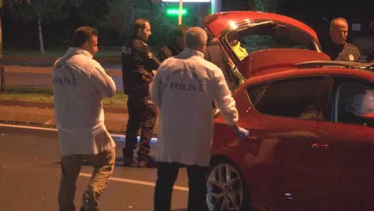 Trafikte kardeş kurşunu: Kardeşi tarafından otomobilin içerisinde vurulan şahıs yaralandı