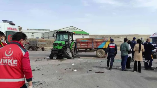 Traktör ile hafif ticari araç çarpıştı: 2 yaralı