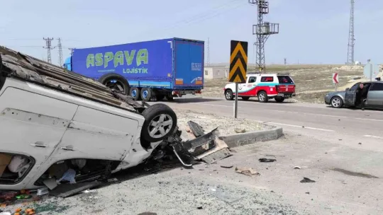 Traktör ile hafif ticari araç çarpıştı: 2 yaralı