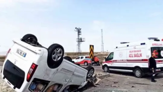 Traktör ile hafif ticari araç çarpıştı: 2 yaralı