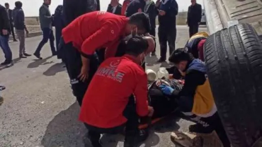 Traktör ile hafif ticari araç çarpıştı: 2 yaralı