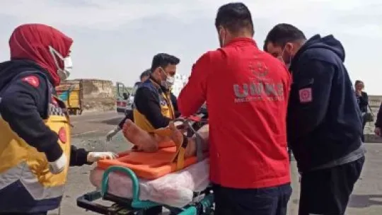 Traktör ile hafif ticari araç çarpıştı: 2 yaralı