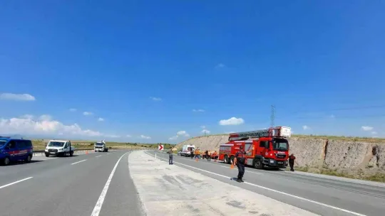 Traktör şarampole devrildi