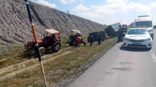 Traktör şarampole devrildi
