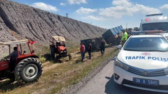 Traktör şarampole devrildi