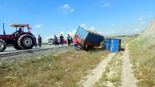 Traktör şarampole devrildi