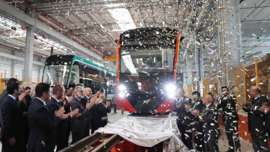 Tramvay hattının ilk aracının örtüsü kaldırıldı