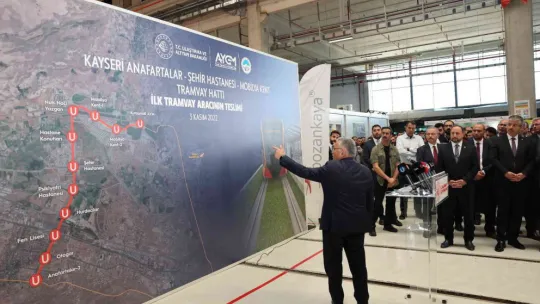 Tramvay hattının ilk aracının örtüsü kaldırıldı