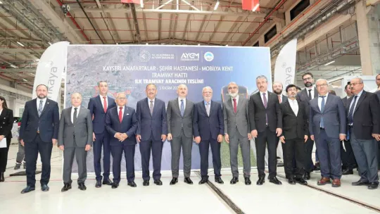 Tramvay hattının ilk aracının örtüsü kaldırıldı