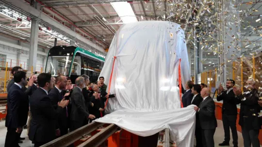 Tramvay hattının ilk aracının örtüsü kaldırıldı