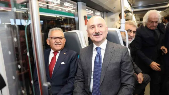 Tramvay hattının ilk aracının örtüsü kaldırıldı