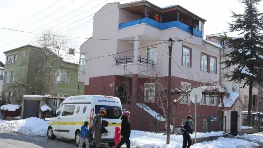 Tüfeğini temizlerken kendi vurdu
