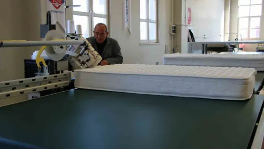 Türkiye'de ilk defa yatak üreten meslek lisesi depremzedelere yatak üretiyor