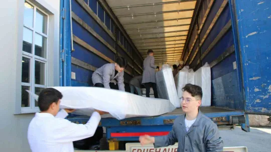 Türkiye'de ilk defa yatak üreten meslek lisesi depremzedelere yatak üretiyor