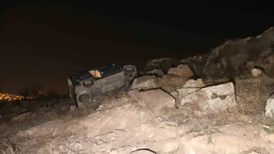 Uçurumdan yuvarlanan araç kayalıklarda asılı kaldı