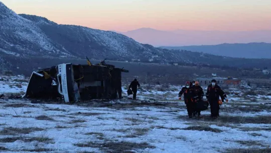 Üniversite öğrencilerini taşıyan midibüs devrildi: 1 ölü, 21 yaralı