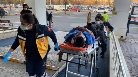 Üniversite öğrencilerini taşıyan midibüs devrildi: 1 ölü, 21 yaralı