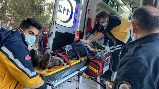Üniversite öğrencilerini taşıyan midibüs devrildi: 1 ölü, 21 yaralı