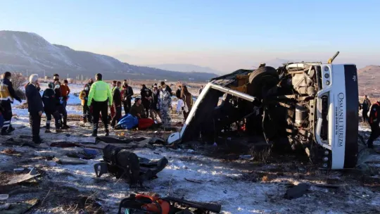 Üniversite öğrencilerini taşıyan midibüs devrildi: 1 ölü, 21 yaralı