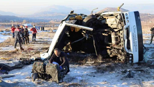 Üniversite öğrencilerini taşıyan midibüs devrildi: 1 ölü, 21 yaralı