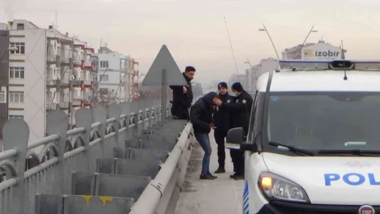 Üst geçide çıkan şahsı polis ekipleri ikna etti