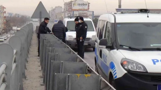 Üst geçide çıkan şahsı polis ekipleri ikna etti