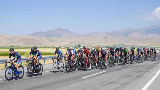 Usta bisikletçiler pedalları Develi'den Yahyalı'ya çevirdi