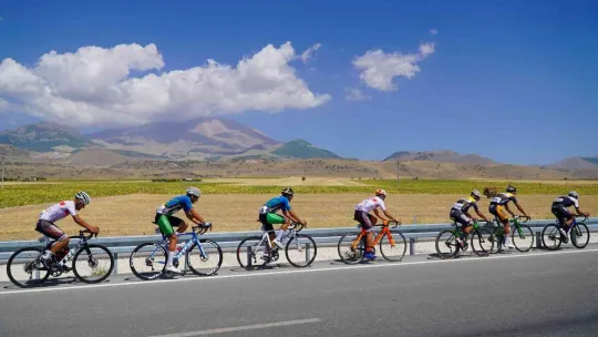 Usta bisikletçiler pedalları Develi'den Yahyalı'ya çevirdi